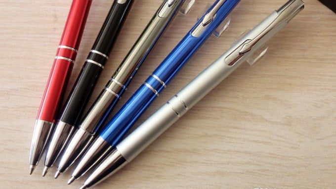 5 Pens On A Table